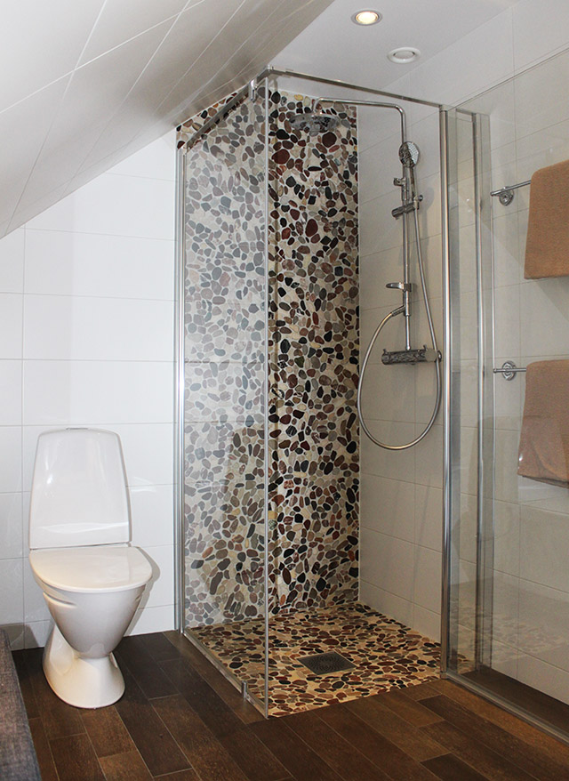 Badrum - Aspen toalett dusch stenmosaik